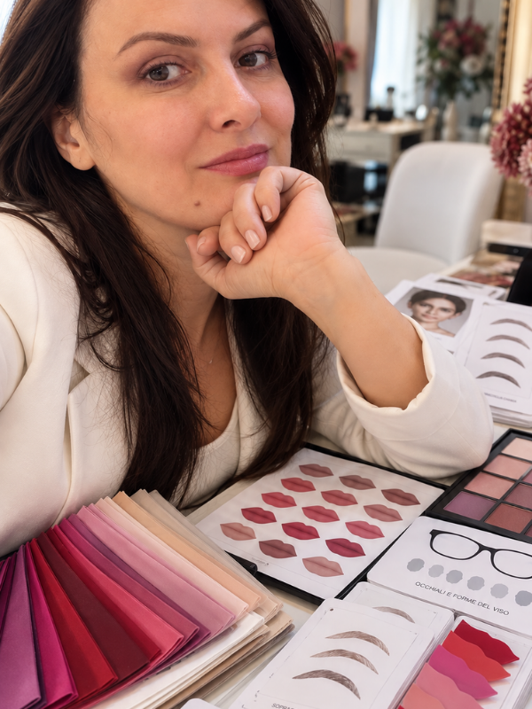 Sofia Miceli durante una consulenza Full Face Signature: colore, forma e impatto del viso a Firenze