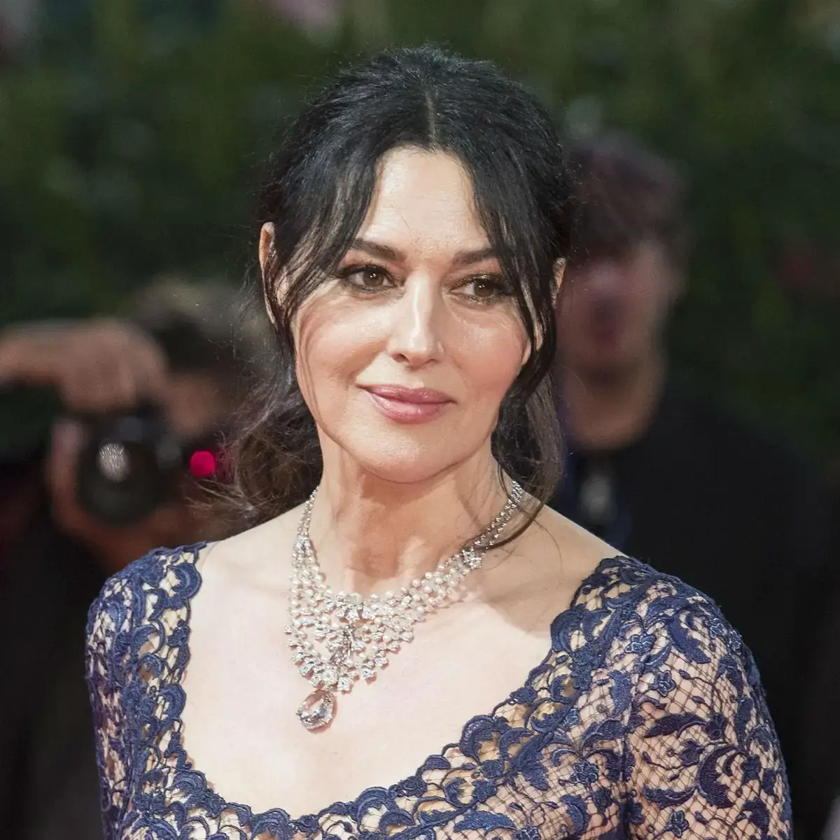 Monica Bellucci con capelli scuri, esempio di caratteristiche cromatiche associate all'Inverno in Armocromia
