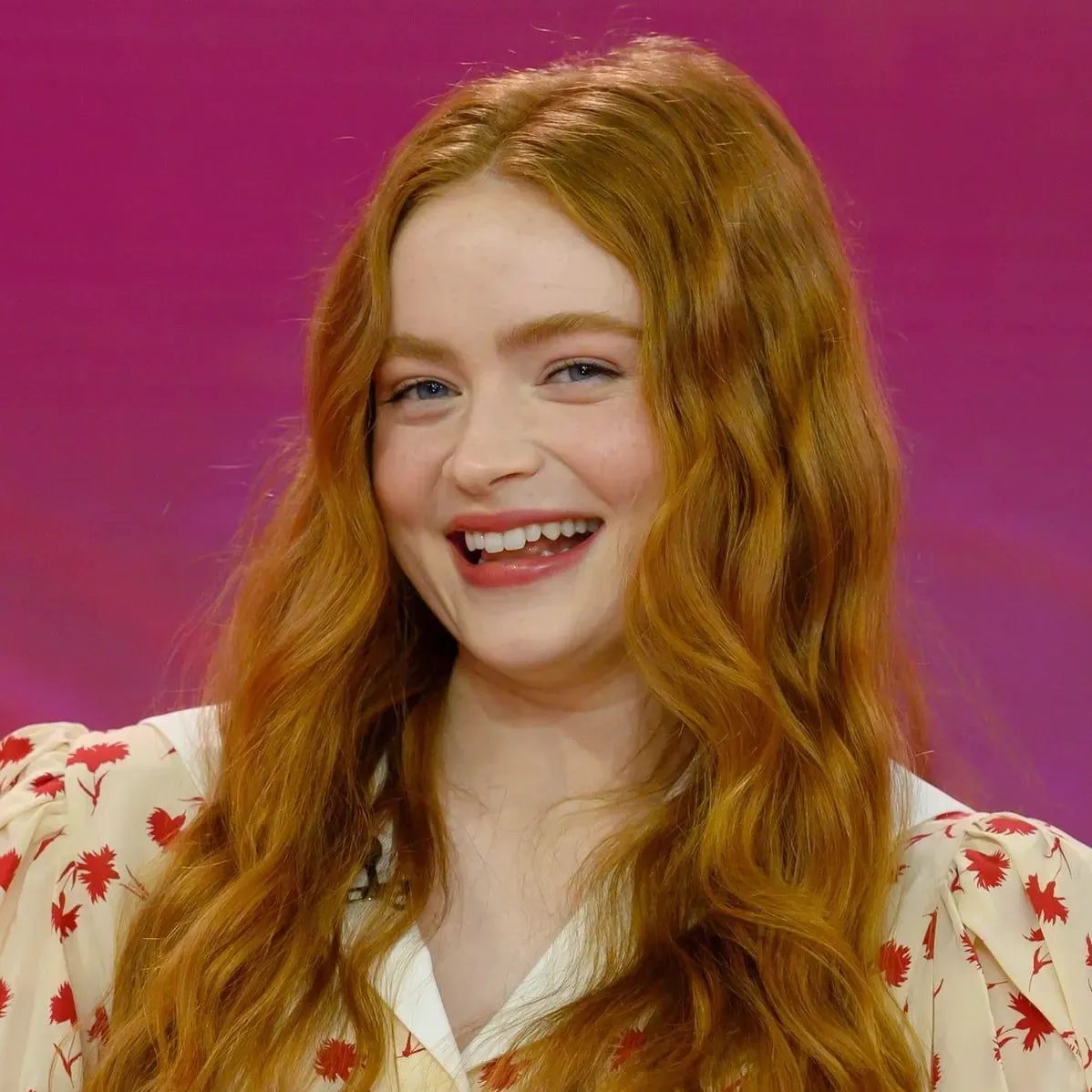 Sadie Sink con capelli ramati, esempio di caratteristiche cromatiche associate alla Primavera in Armocromia